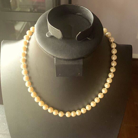 Beautiful Vintage Pearl Necklace, knotted, Gold clasp, Unmarked - Picture 1 of 3